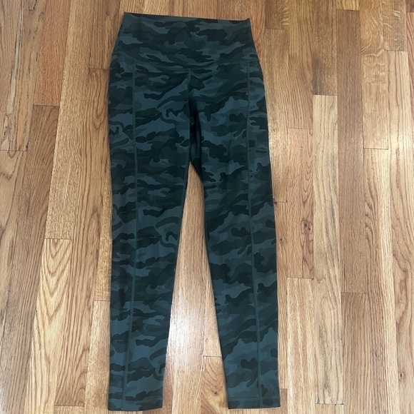 Green Army Print High Waisted Leggings with Pockets 7/8 Length - Picture 2 of 4